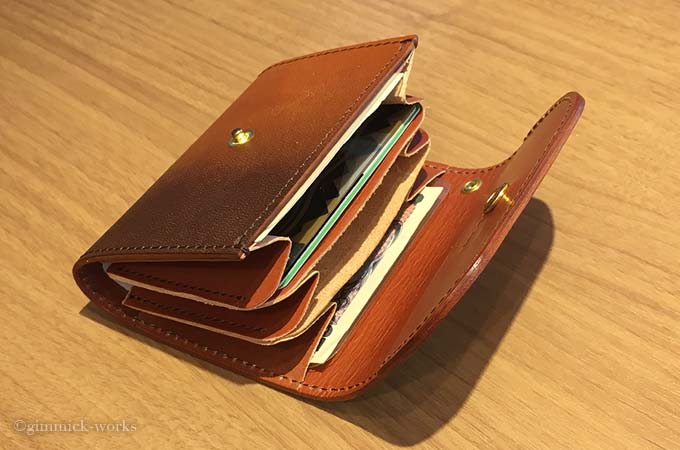 レビュー】コトカルの小さな財布｜折れないお札が改良されてた【色は土色】 | ギミックな革小物。