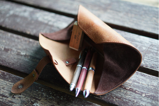 本革の筆箱】革オタクがユニークなペンケースを紹介します | ギミックな革小物。